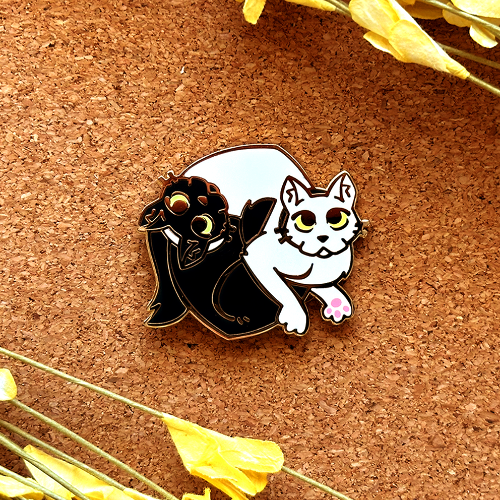 Broche en émail représentant un couple de chatons