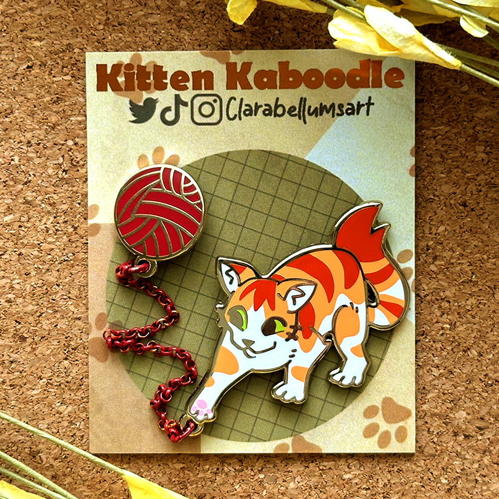 Pin de esmalte de gato que salta y juega
