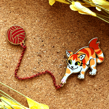 Pin de esmalte de gato que salta y juega