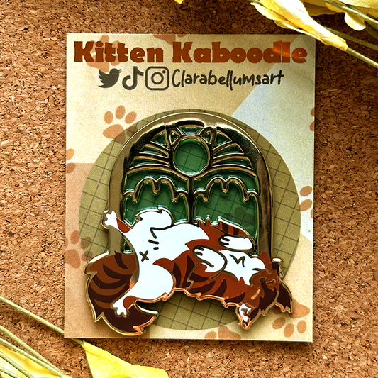 Pin de esmalte de vidrio teñido con forma de gato de SunCATcher
